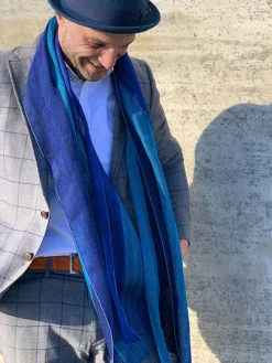 Ulrike Isensee DS Baumwolle & Leinen<Breiter Schal aus blauem Leinen