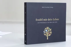 ZEIT Buchhandlung Geschenkbücher<Erinnerungsbuch: Erzähl mir dein Leben - Leinenausgabe