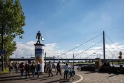 Christoph Pöggeler Bronze<Handbemalte Bronze-Skulptur »Geschäftsmann«