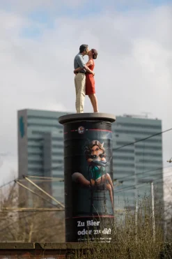 Christoph Pöggeler Bronze<Handbemalte Bronze-Skulptur »Kuss«