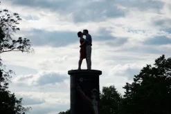 Christoph Pöggeler Bronze<Handbemalte Bronze-Skulptur »Kuss«
