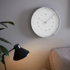 Junghans Wand- & Tischuhren<»Max Bill« Funk-Wanduhr mit Zahlen-Zifferblatt von