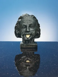 Ars mundi Bronze|Kunstbronze & Stahl<Nemecek, J.: »Einstein-Kopf mit goldener Zunge«