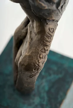 Ars mundi Alle Skulpturen|Bronze<Sorina von Keyserling: Skulptur »Innehalten«, Bronze